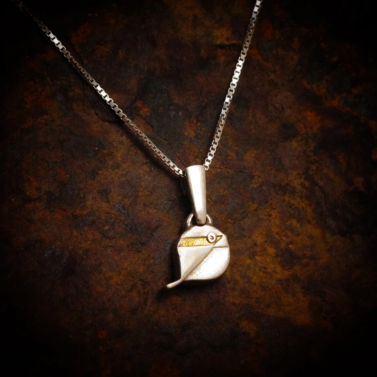„Spätzchen“ – Anhänger aus 925er Silber mit goldfarbenen Akzenten, Talisman für Freiheit, Leichtigkeit und Wärme, Skulpturenschmuck im Boho- und rustikalen Stil | Art Diva