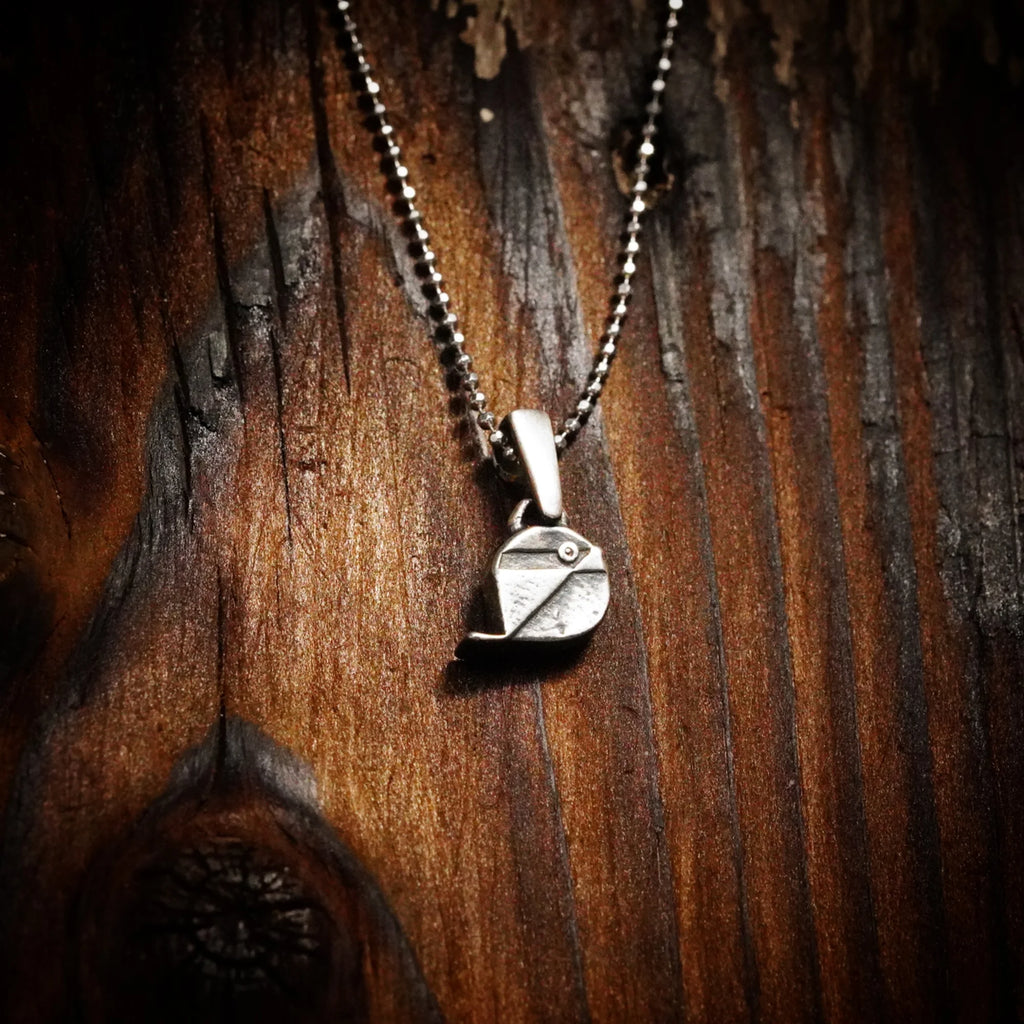 „Spätzchen“-Anhänger aus 925er Silber – oxidierter Talisman für Freiheit, Leichtigkeit und Wärme, handgefertigter Skulpturenschmuck im Boho- und rustikalen Stil | Art Diva