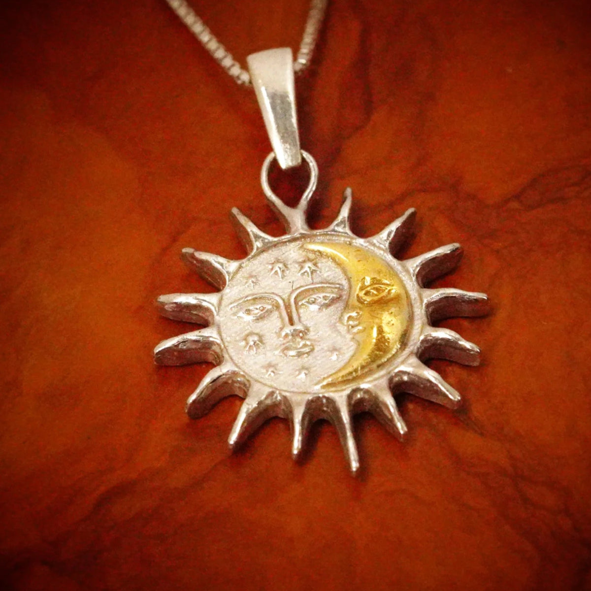 „Tag und Nacht“-Anhänger aus 925er Silber mit goldfarbenen Akzenten und Sonne-Mond-Motiv – Skulpturenschmuck im Boho-Stil | Art Diva