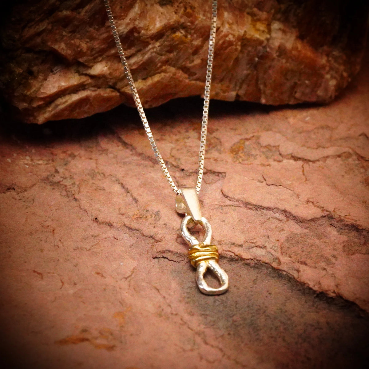 Schmuck aus 925er Silber – Knoten der unendlichen Liebe, handgefertigter Anhänger mit Ewigkeitssymbol im rustikalen Skulpturenstil | Art Diva