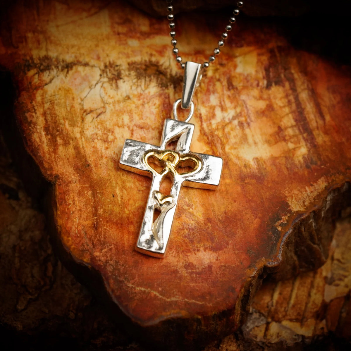 „Dreifaches Herz im Kreuz“-Anhänger aus 925er Silber mit goldfarbenen Akzenten – Symbol für Liebe, Glauben und Schutz, Skulpturenschmuck im Boho- und rustikalen Stil | Art Diva