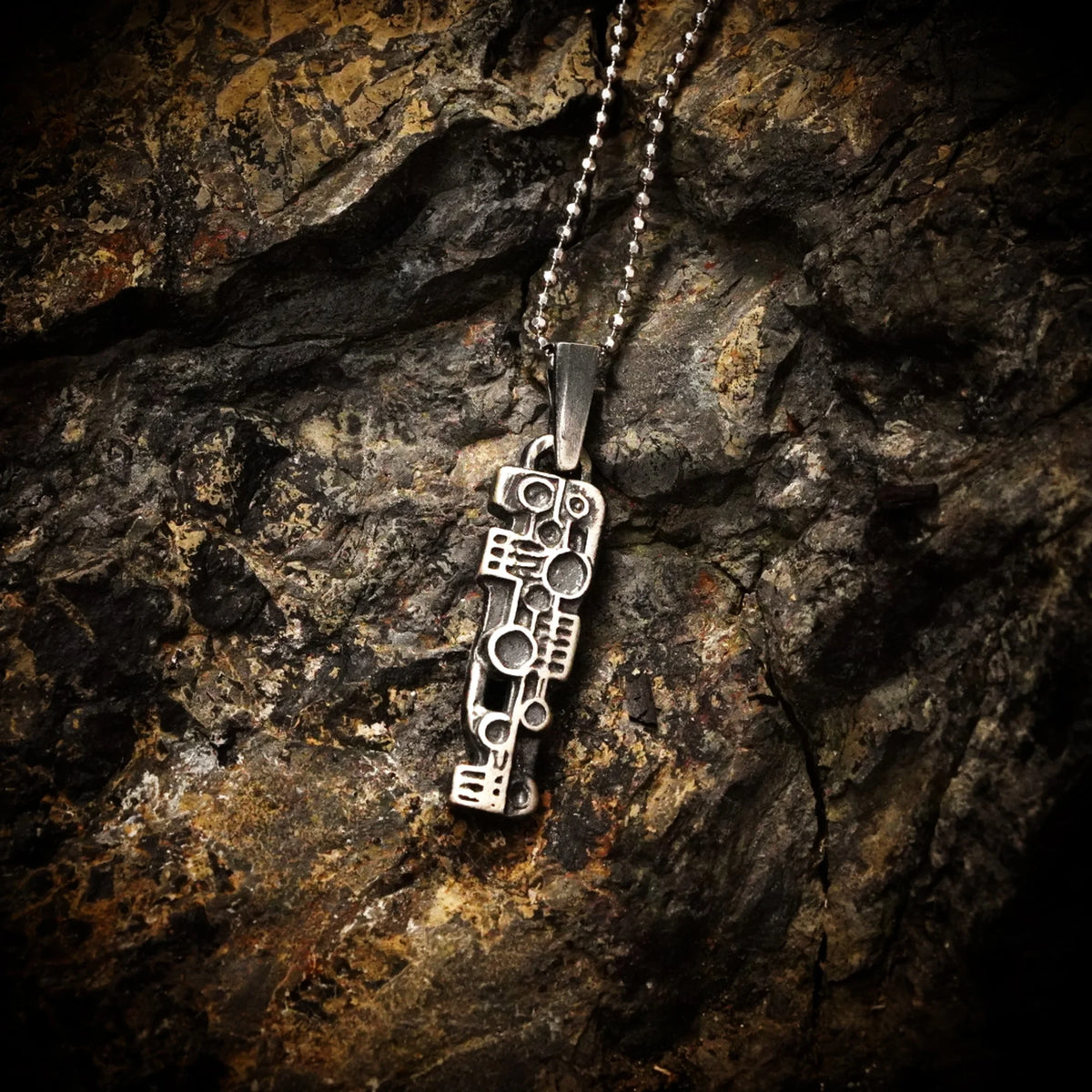 „Puls“ – handgefertigter Anhänger aus 925er Silber, künstlerischer Skulpturenschmuck für Kraft und Rhythmus im Boho- und rustikalen Stil | Art Diva
