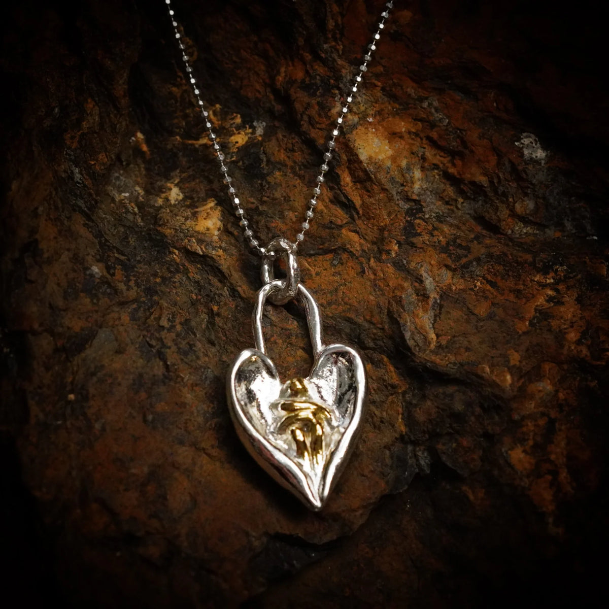 „Engelsumarmung“-Anhänger aus 925er Silber mit goldfarbenen Akzenten – Talisman für Trost und Schutz, Skulpturenschmuck im Boho- und rustikalen Stil | Art Diva