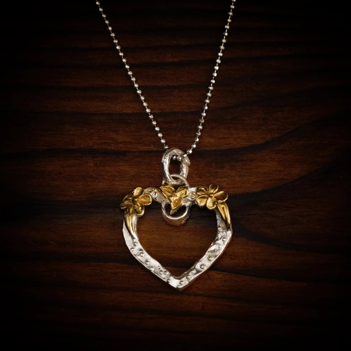 „Offenes Herz“-Anhänger für Damen aus 925er Silber mit goldfarbenen Akzenten – Skulpturenschmuck im Boho- und rustikalen Stil | Art Diva