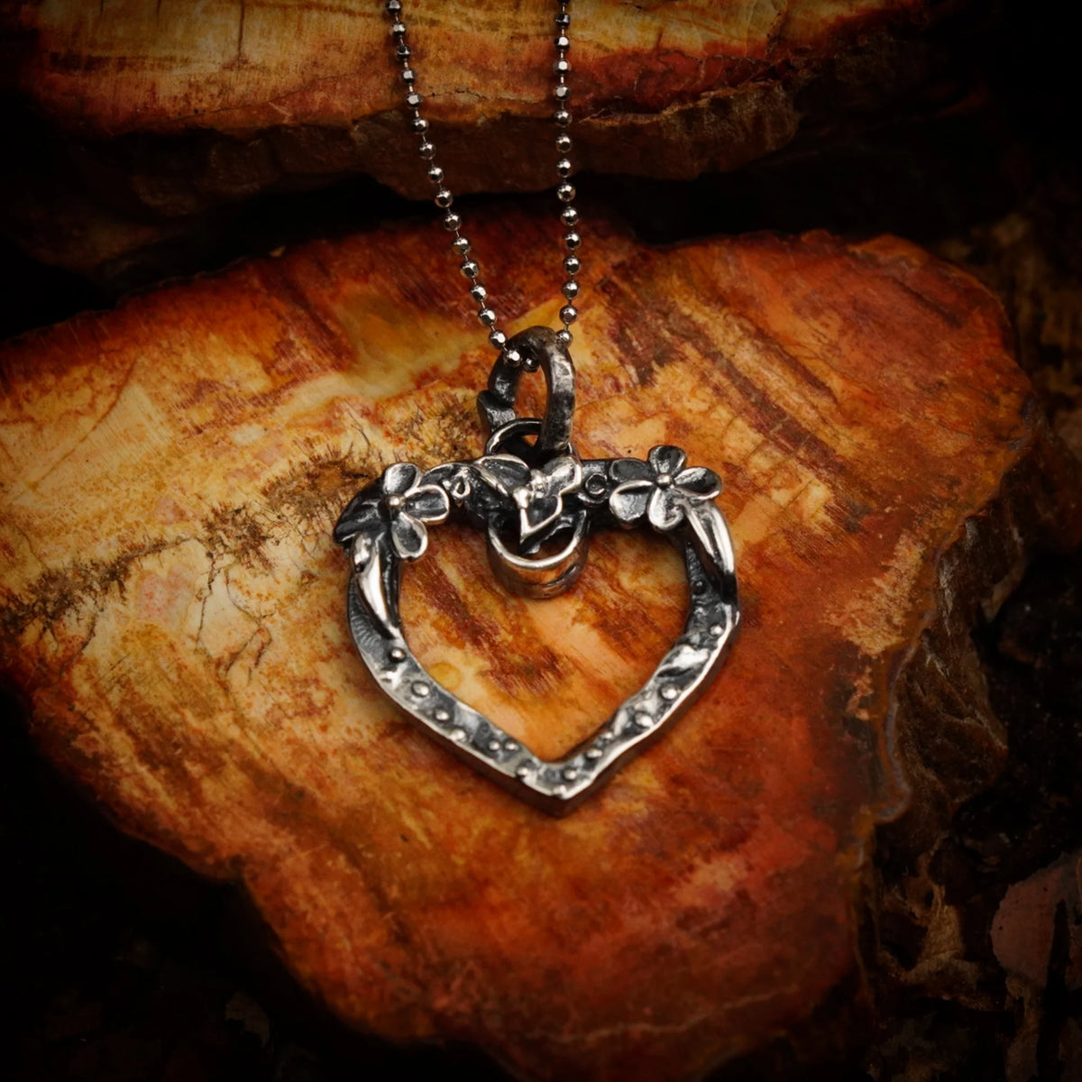 „Offenes Herz“-Anhänger für Damen aus 925er Silber – oxidierter Schmuck im Boho- und rustikalen Stil | Art Diva