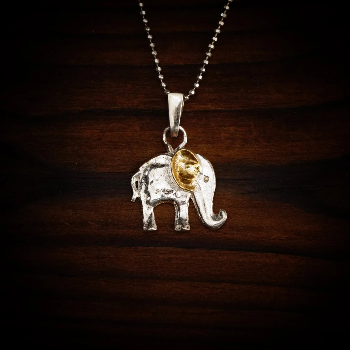 „Kleiner Elefant“-Anhänger aus 925er Silber mit goldfarbenen Akzenten – Symbol für Glück, Weisheit und Schutz, Skulpturenschmuck im Boho- und rustikalen Stil | Art Diva