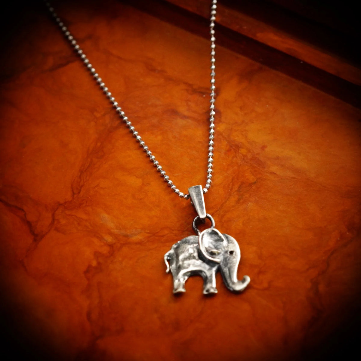 „Kleiner Elefant“-Anhänger aus 925er Silber – Talisman für Glück, Weisheit und Schutz, oxidierter Skulpturenschmuck im Boho- und rustikalen Stil | Art Diva