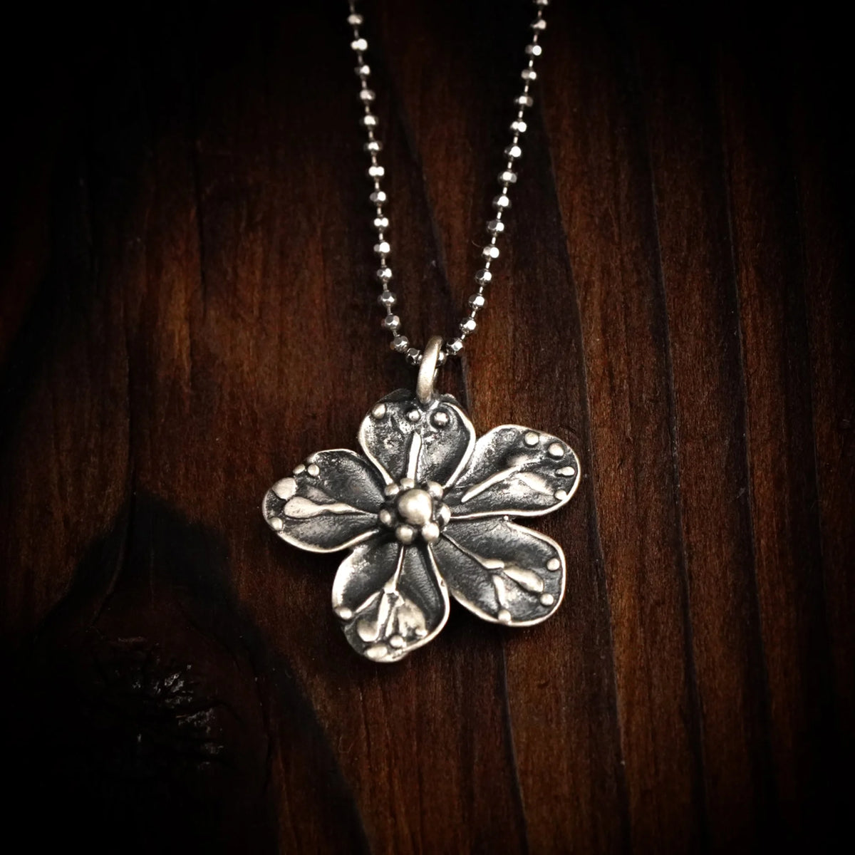 „Sauerkirschblüte“ – handgefertigter Anhänger aus 925er Silber, Talisman für Liebe, einen Neuanfang und Harmonie, Skulpturenschmuck im Boho- und rustikalen Stil | Art Diva