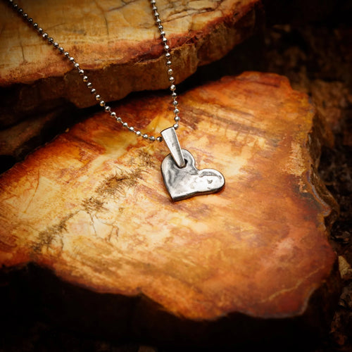 Herz-Anhänger aus 925er Silber – Talisman für Liebe, handgefertigter Skulpturenschmuck im Boho-Stil mit rustikaler Optik | Art Diva