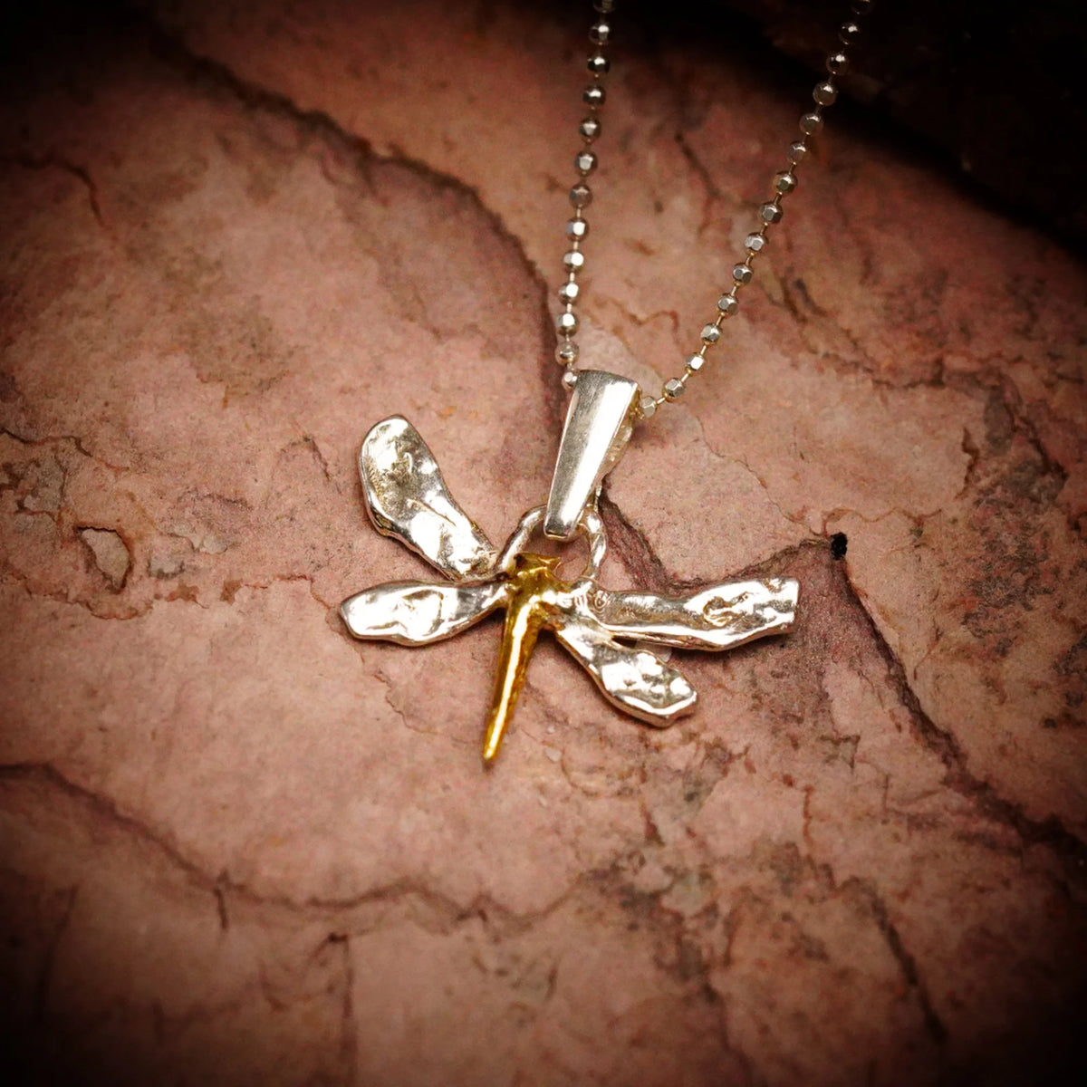 „Libelle“-Anhänger aus 925er Silber mit goldfarbenen Akzenten – Talisman für Veränderung, Leichtigkeit und innere Freiheit, handgefertigt im Boho- und rustikalen Stil | Art Diva