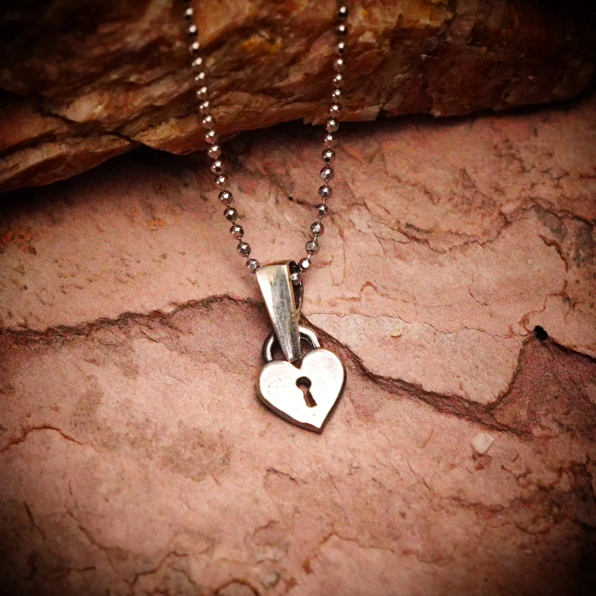 „Herzschloss“-Anhänger aus 925er Silber – Talisman für Liebe und Schutz, teilweise oxidierter Skulpturenschmuck im Boho- und rustikalen Stil mit Vintage-Effekt | Art Diva