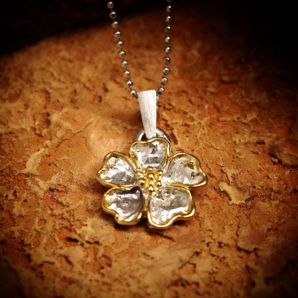„Kirschblüte“ – Anhänger aus 925er Silber mit goldfarbenen Akzenten, Talisman für Frühling und Neubeginn, handgefertigter Skulpturenschmuck im Boho- und rustikalen Stil | Art Diva