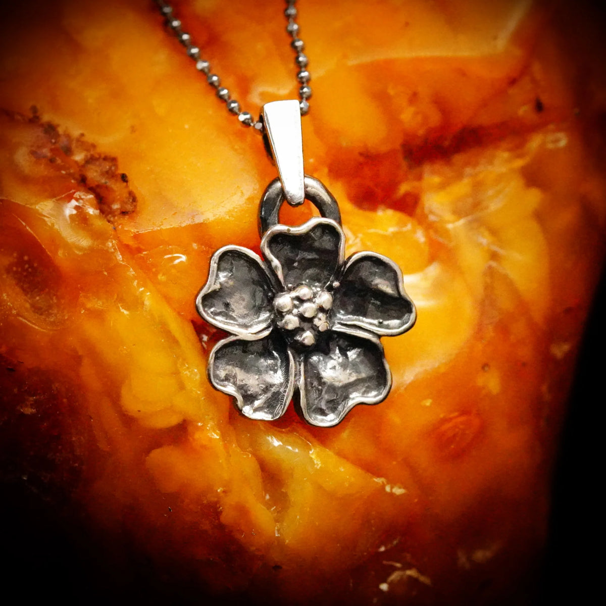 „Kirschblüte“ – oxidierter Anhänger aus 925er Silber, Talisman für Frühling und Neubeginn, handgefertigter Skulpturenschmuck im Boho- und rustikalen Stil | Art Diva