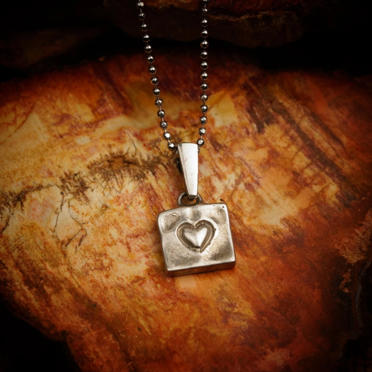 „Herz im Quadrat“ – handgefertigter Anhänger aus 925er Silber, Talisman für Liebe und Zuneigung, Skulpturenschmuck im Boho- und rustikalen Stil | Art Diva