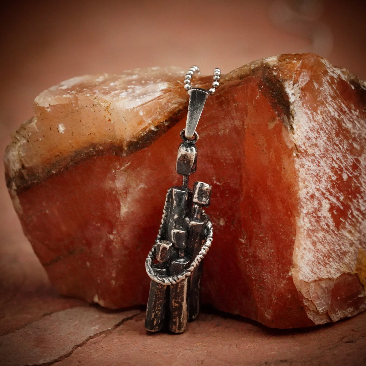 „Familienzusammenhalt“ – Anhänger aus 925er Silber, Talisman für Einheit, Liebe und familiären Schutz, handgefertigter Skulpturenschmuck im Boho- und rustikalen Stil | Art Diva
