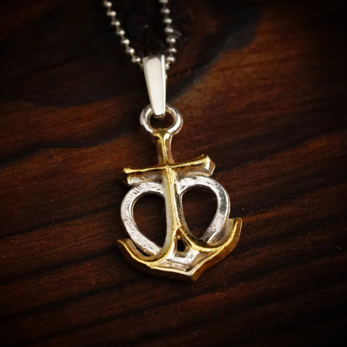 „Glaube • Hoffnung • Liebe“-Anhänger aus 925er Silber mit goldfarbenen Akzenten – maritimer Talisman, Skulpturenschmuck im Boho-Stil | Art Diva