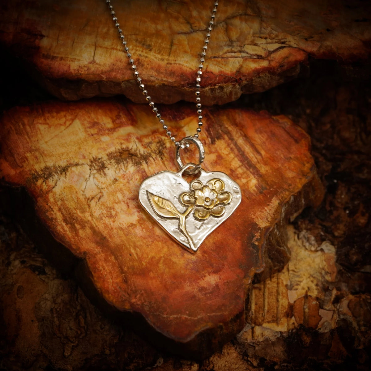 Talisman für Liebe und Geborgenheit – handgefertigter Herzanhänger aus 925er Silber mit Blume und goldfarbenen Akzenten im Boho- und rustikalen Stil | Art Diva