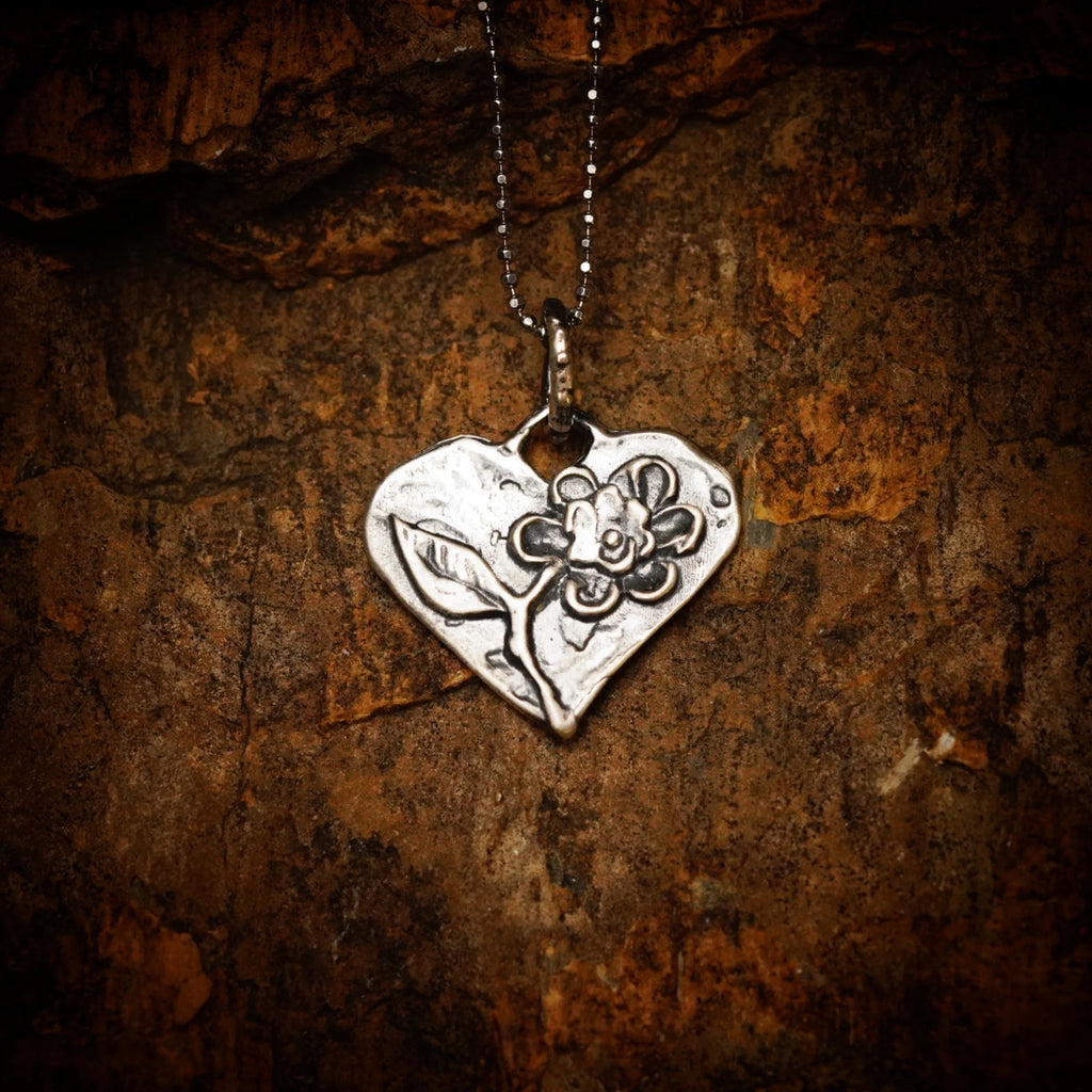 Herzanhänger mit Blume aus 925er Silber – handgefertigter Liebestalisman und Skulpturenschmuck im Boho-Stil, ideales Geschenk für Mutter, Tochter oder Freundin | Art Diva