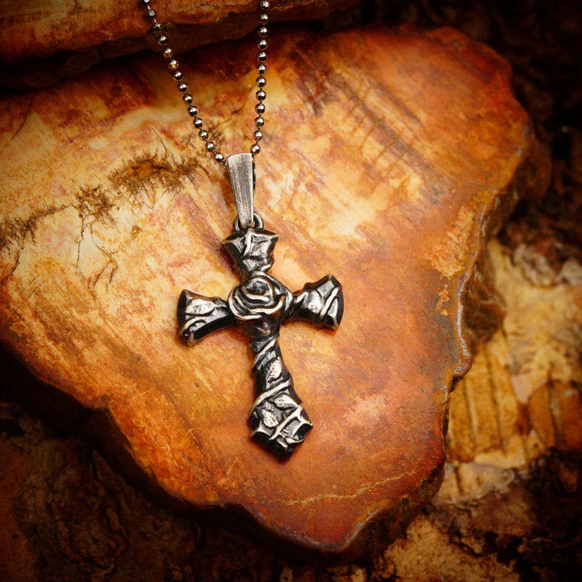 Kreuz-Anhänger mit Rose aus 925er Silber – oxidiertes Boho-Rustik-Design | Art Diva