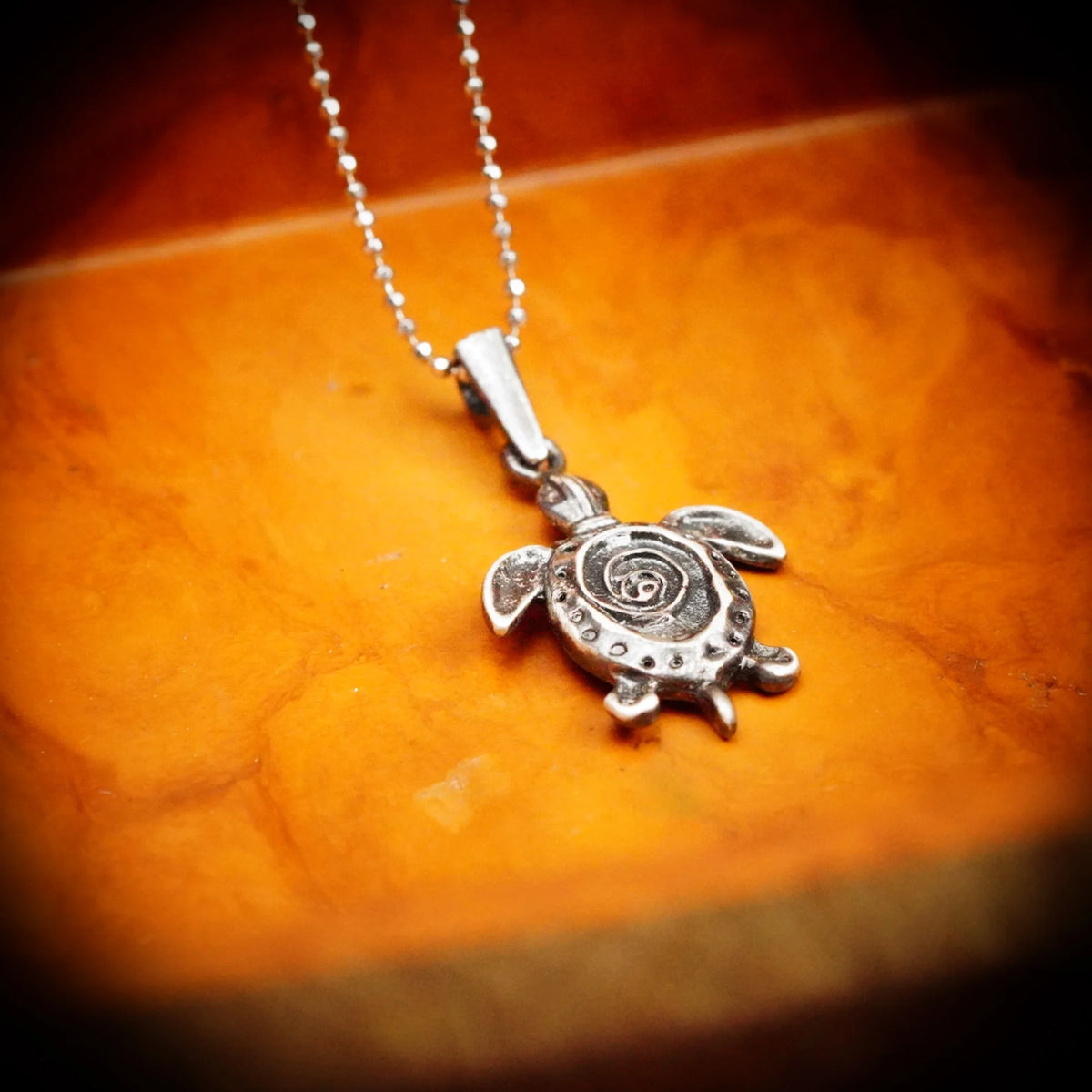 „Schildkröte“ – handgefertigter Anhänger aus 925er Silber, Symbol für Langlebigkeit, Weisheit und Schutz, Talisman im Boho- und rustikalen Stil | Art Diva