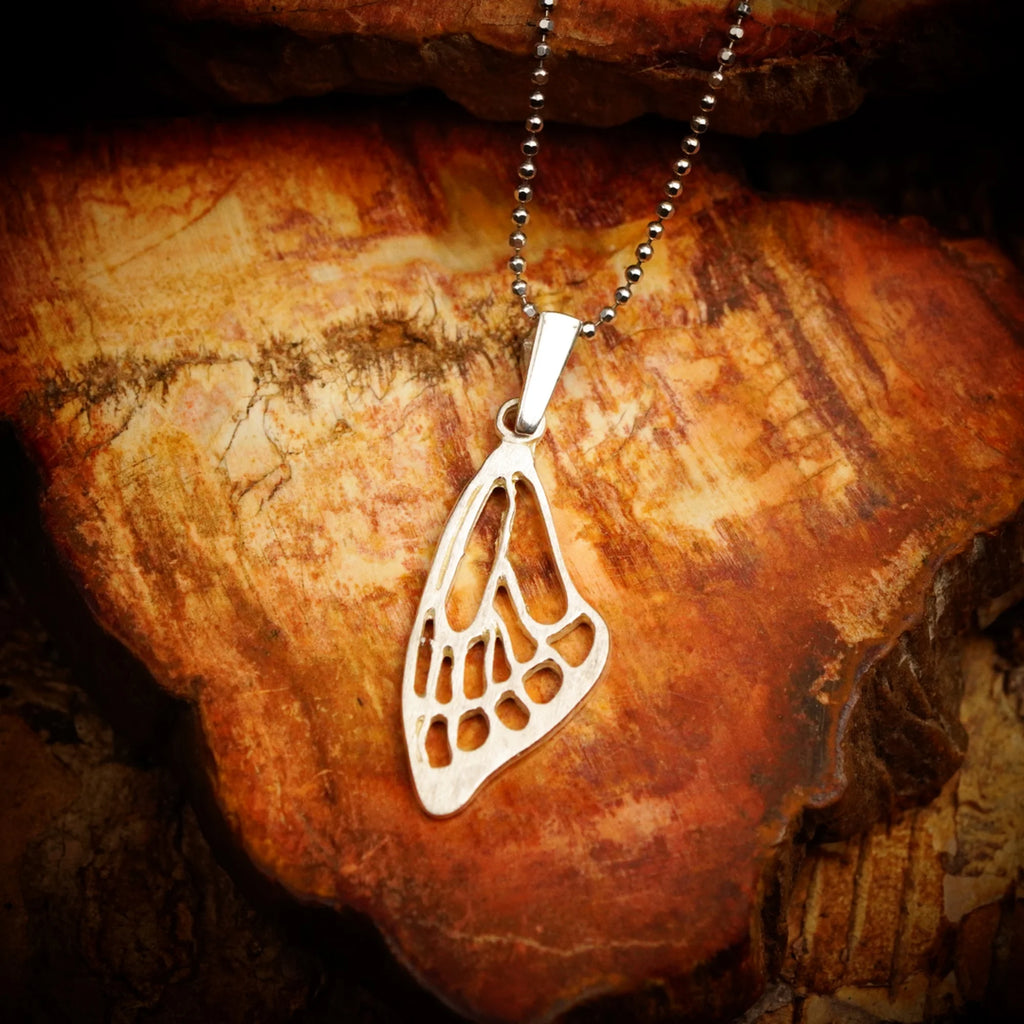 „Schmetterlingsflügel“ – Anhänger aus 925er Silber, Amulett für Freiheit und Licht, handgefertigter Skulpturenschmuck im Boho- und rustikalen Stil | Art Diva