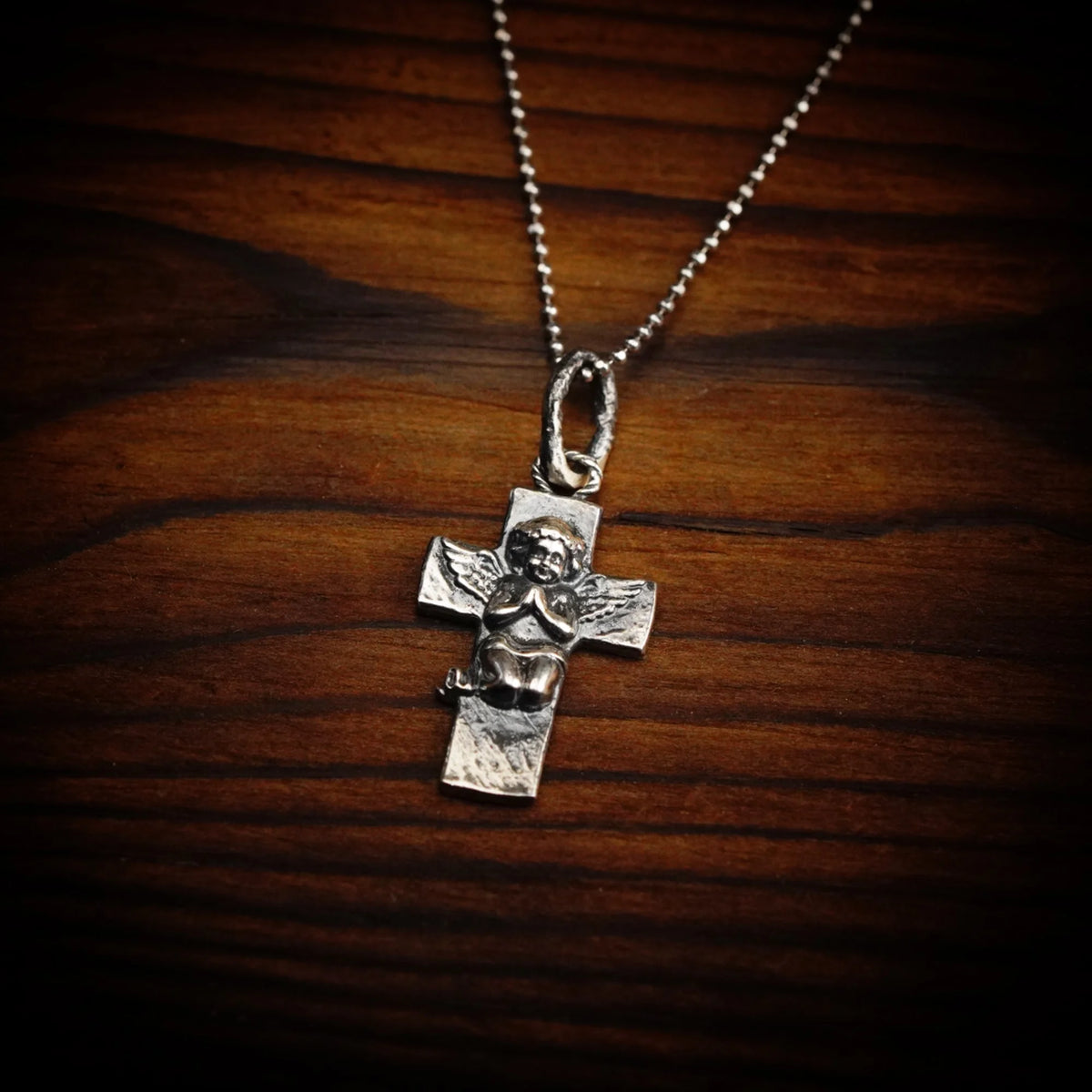 „Engelsgebet“-Anhänger aus 925er Silber – handgefertigter Talisman für Glauben und spirituellen Schutz, Skulpturenschmuck im Boho- und rustikalen Stil | Art Diva