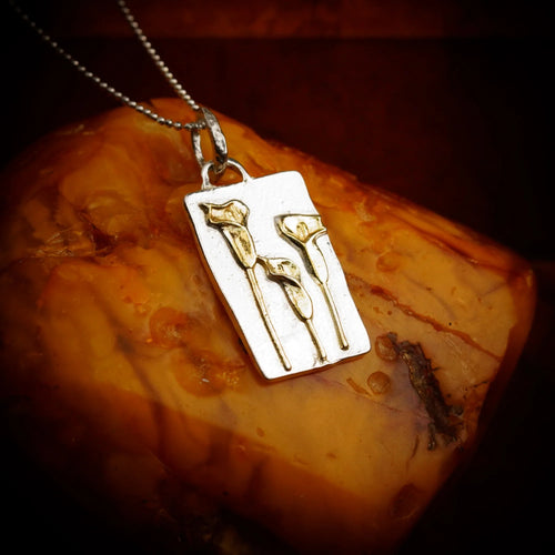 925er Silberanhänger „Drei Calla-Blüten mit goldenen Akzenten“ | Boho – Rustikal – Skulpturaler Schmuck | Handgefertigt | Art Diva