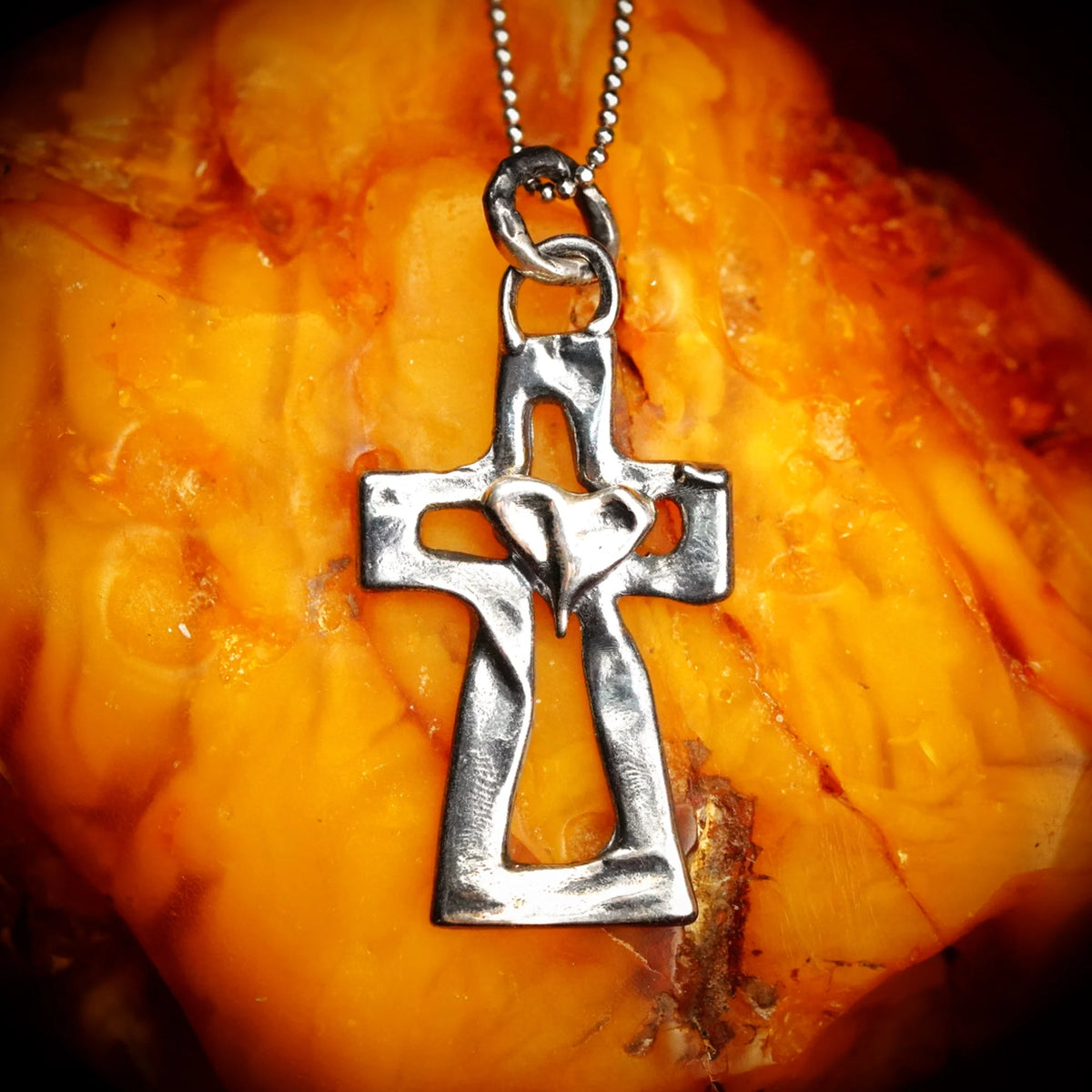 Kreuz-Anhänger mit Herz aus 925er Silber – oxidierter Skulpturenschmuck als Symbol für Glauben und Liebe | Art Diva