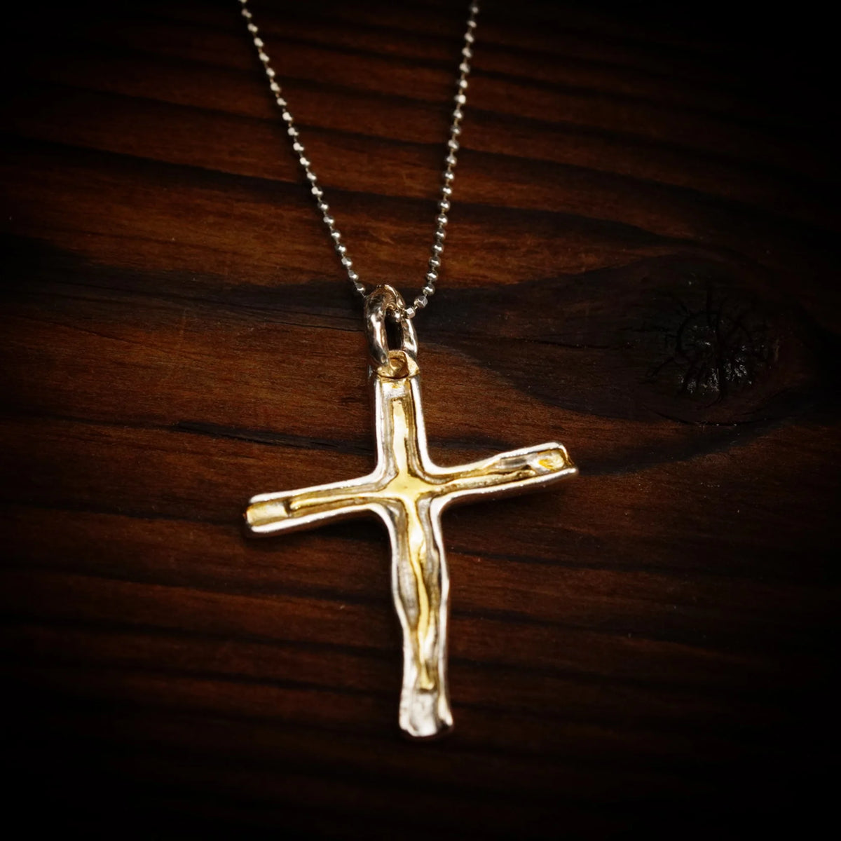 „Kreuz mit Feuerlinie“-Anhänger aus 925er Silber – Symbol für Glauben und Stärke, Skulpturenschmuck im Boho- und rustikalen Stil | Art Diva