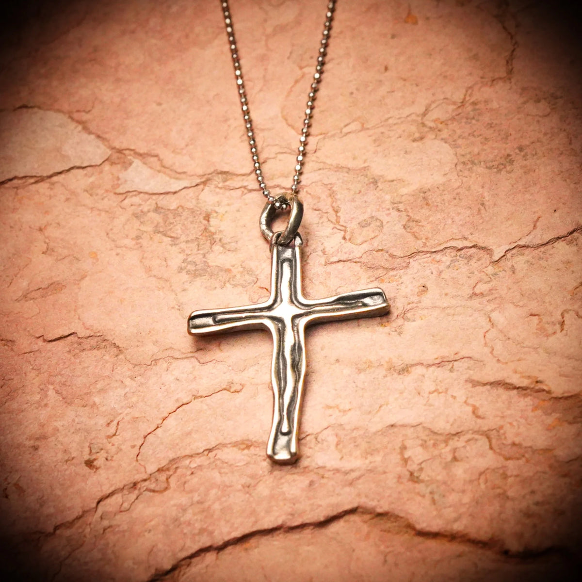 Kreuz-Anhänger für Damen aus 925er Silber – handgefertigt mit oxidierter Oberfläche im Boho-Rustik-Stil | Art Diva