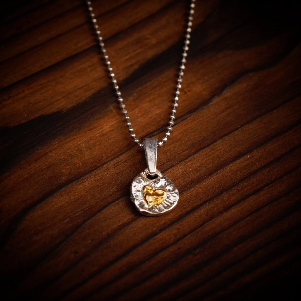 „Goldenes Herz Love“-Anhänger aus 925er Silber mit goldfarbenen Akzenten – handgefertigtes Amulett für Liebe und Licht, Skulpturenschmuck im Boho- und rustikalen Stil | Art Diva