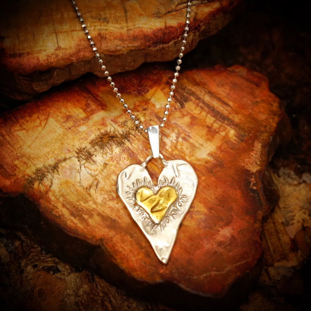 Herz-Anhänger mit goldenem Herz aus 925er Silber – Talisman für Liebe und tiefe Verbundenheit, handgefertigt im Boho- und rustikalen Stil | Art Diva