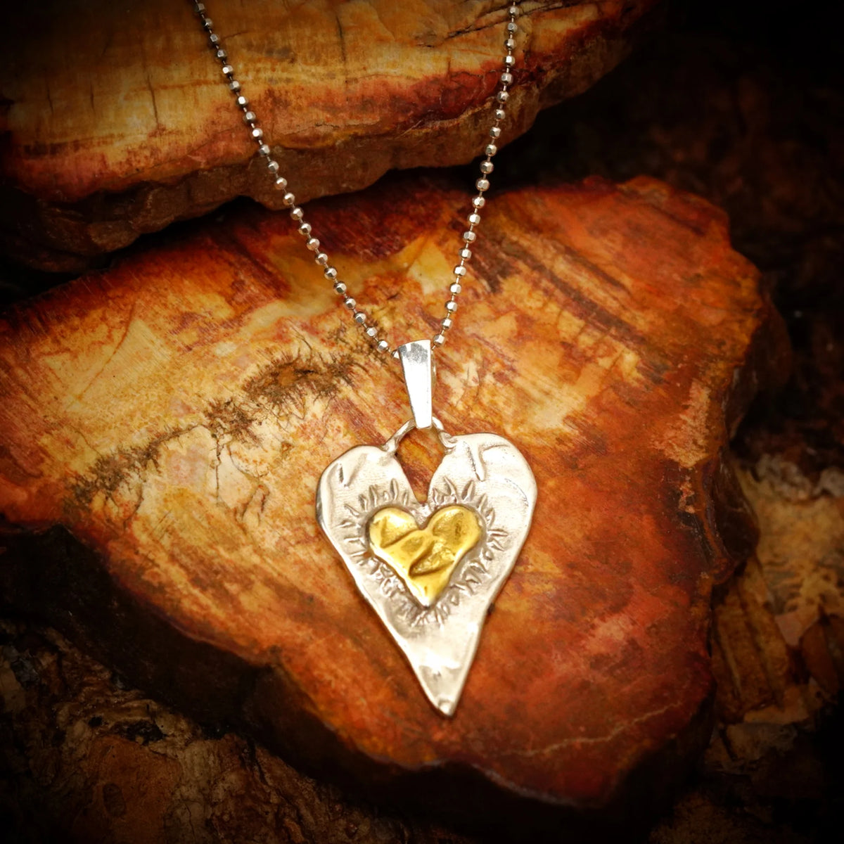 Herz-Anhänger mit goldenem Herz aus 925er Silber – Talisman für Liebe und tiefe Verbundenheit, handgefertigt im Boho- und rustikalen Stil | Art Diva