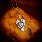 Herz-in-Herz-Anhänger aus 925er Silber – Talisman für Liebe und tiefe Verbundenheit, handgefertigter Skulpturenschmuck im Boho- und rustikalen Stil | Art Diva