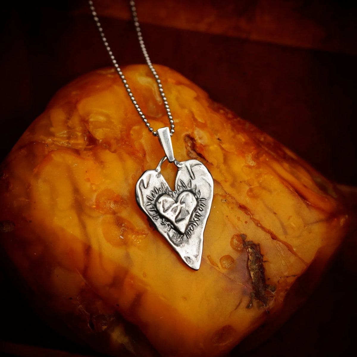 Herz-in-Herz-Anhänger aus 925er Silber – Talisman für Liebe und tiefe Verbundenheit, handgefertigter Skulpturenschmuck im Boho- und rustikalen Stil | Art Diva