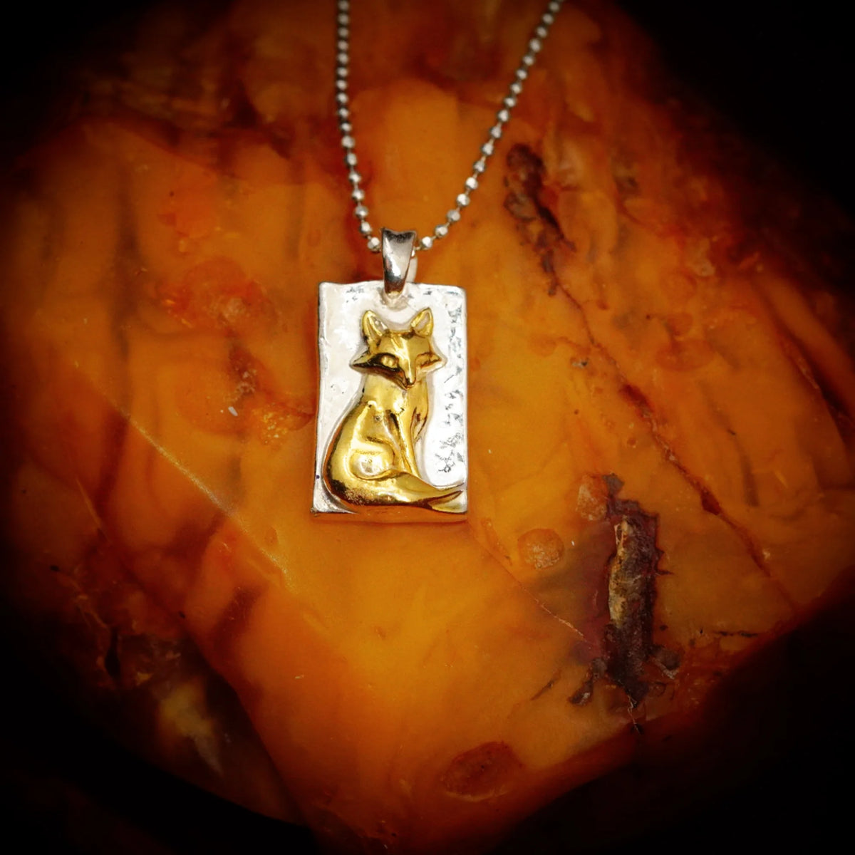 „Fuchs“ – handgefertigter Anhänger aus 925er Silber mit goldfarbenen Akzenten, Symbol für Intuition und Anmut, skulpturales Schmuckstück | Art Diva