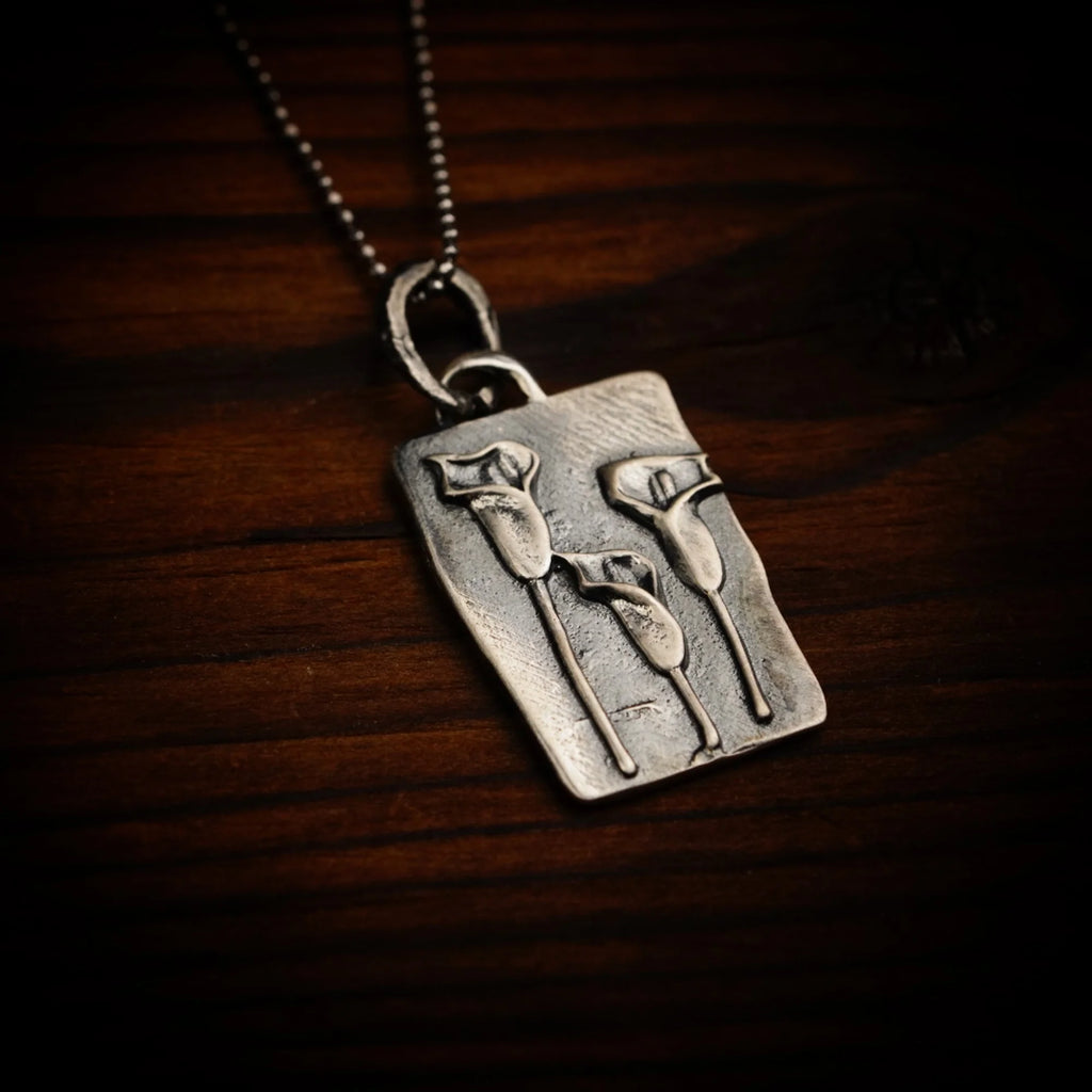 925er Silberanhänger „Drei Calla-Blüten“ – Symbol für Weiblichkeit, Schönheit und Harmonie | Talisman für Freundschaft und Verbundenheit | Art Diva
