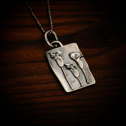 925er Silberanhänger „Drei Calla-Blüten“ – Symbol für Weiblichkeit, Schönheit und Harmonie | Talisman für Freundschaft und Verbundenheit | Art Diva