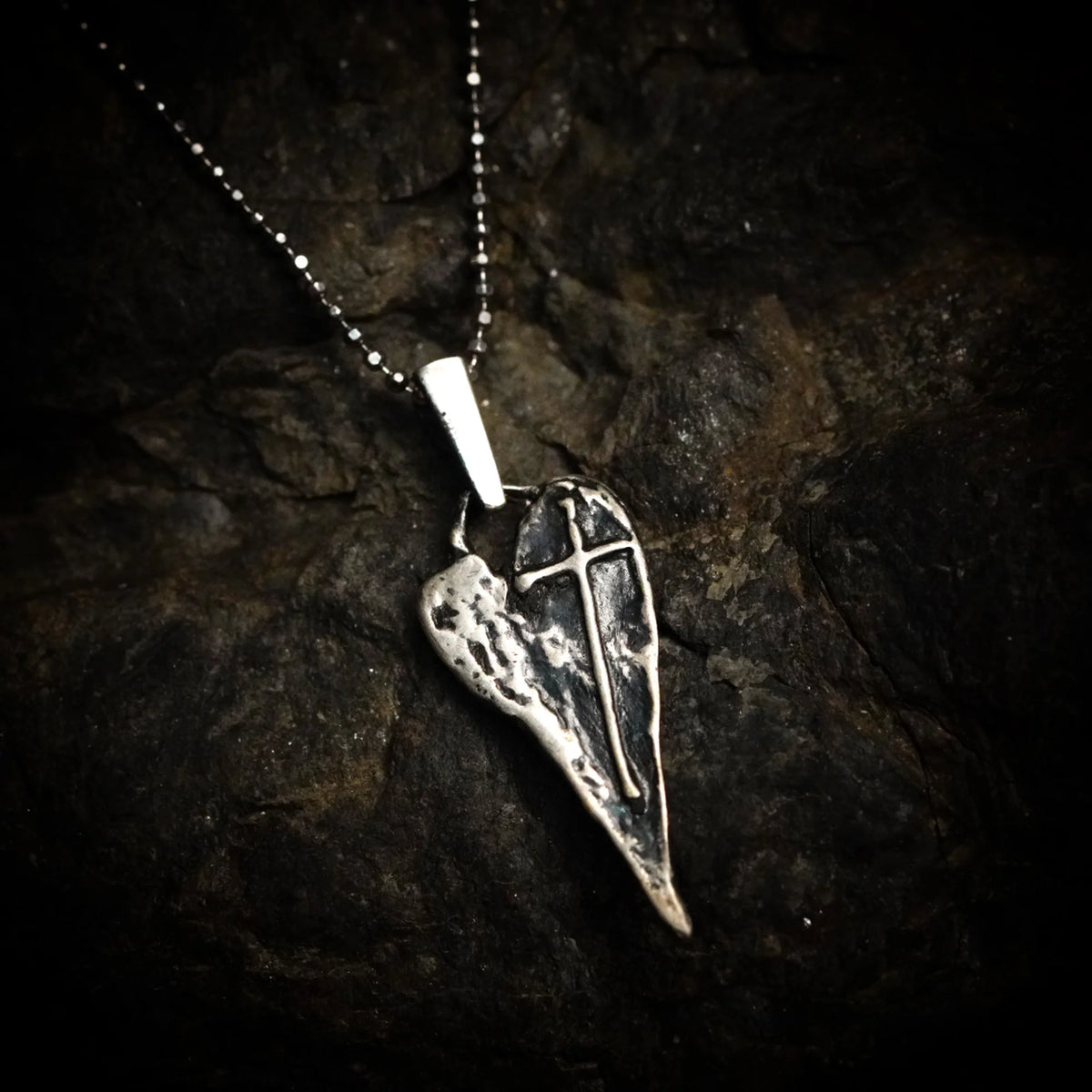 925er Silberanhänger „Längliches Herz mit Kreuz“ – handgefertigter Boho-Talisman für den Glauben an die Liebe, skulpturales Schmuckstück und Geschenk für Mutter, Tochter oder Freundin | Art Diva