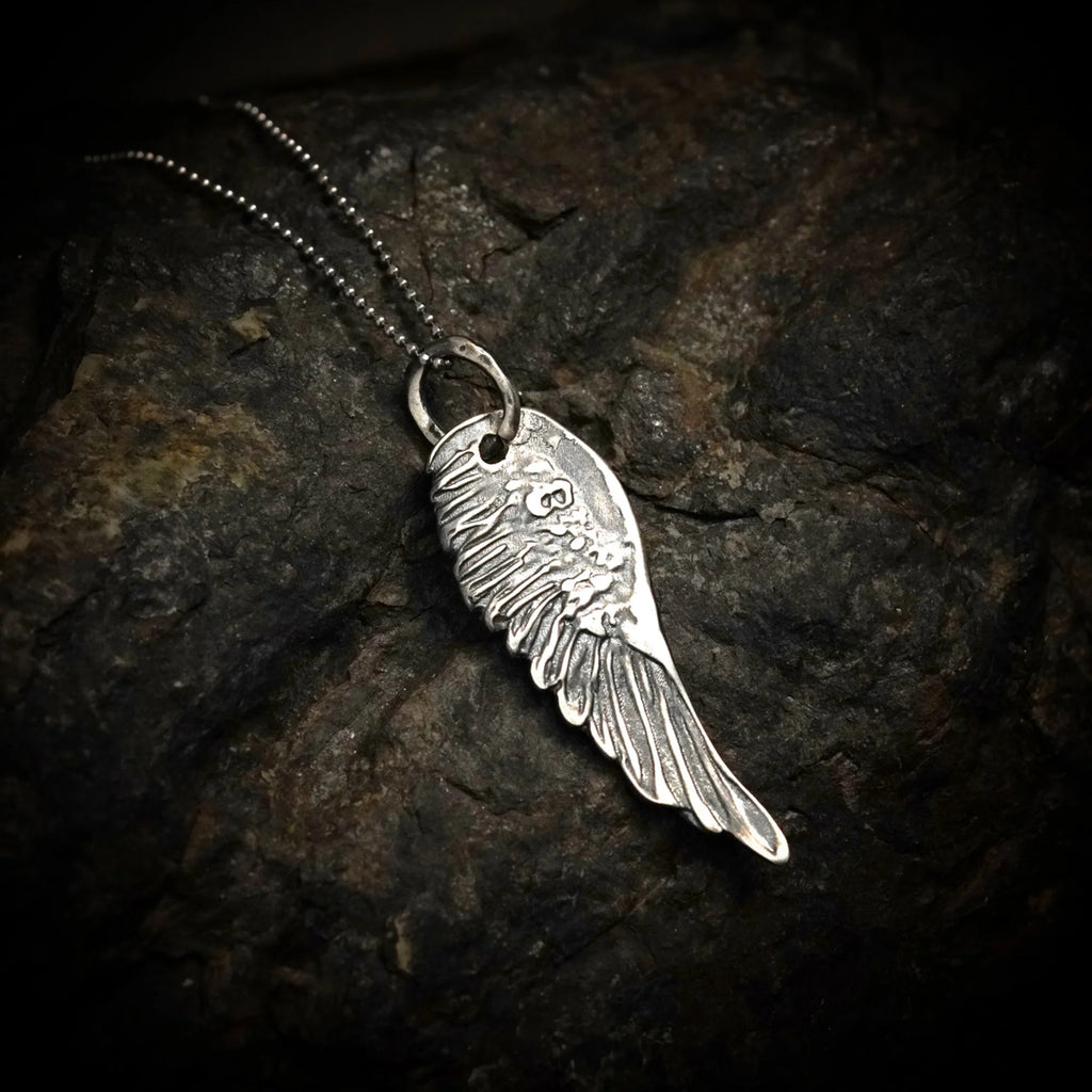Anhänger aus 925er Silber mit Engelsflügel – Schutztalisman, handgefertigter Skulpturenschmuck im Boho-Stil, ideales Geschenk für Mutter, Tochter oder Freundin | Art Diva