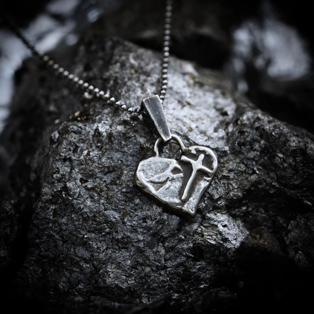 „Glaube an die Liebe“-Miniaturanhänger aus 925er Silber – christliches Herz mit Kreuz, handgefertigtes Symbol spiritueller Liebe | Art Diva