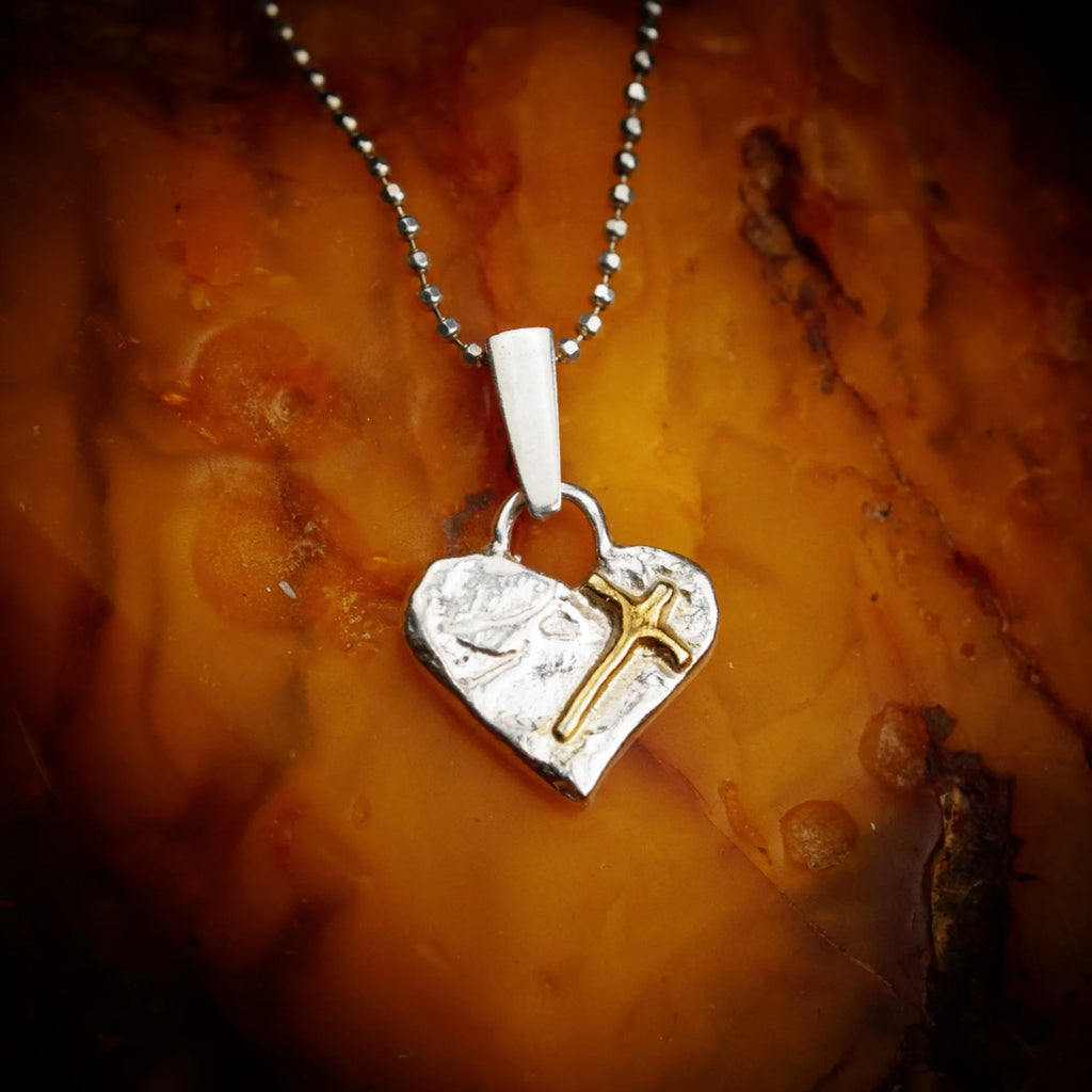 „Glaube an die Liebe“-Miniaturanhänger mit Herz und Kreuz aus 925er Silber mit vergoldeten Akzenten – handgefertigtes Symbol spiritueller Liebe, rustikaler Skulpturenschmuck aus der Kollektion „Glanz“ | Art Diva