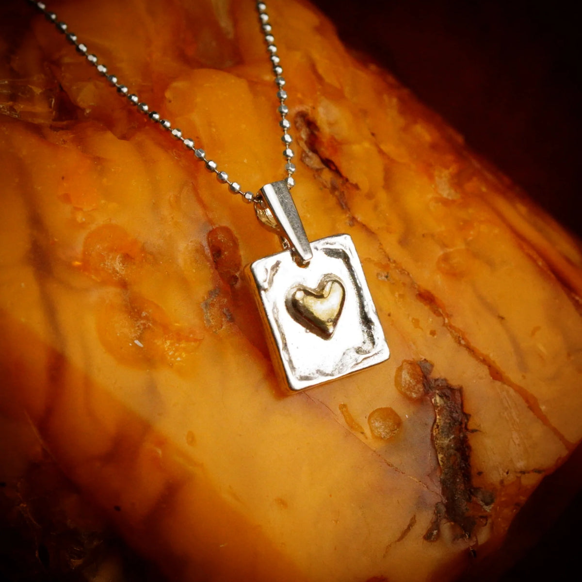 „Goldenes Herz“ – handgefertigter Anhänger aus 925er Silber, Talisman für Liebe, Skulpturenschmuck im Boho- und rustikalen Stil | Art Diva