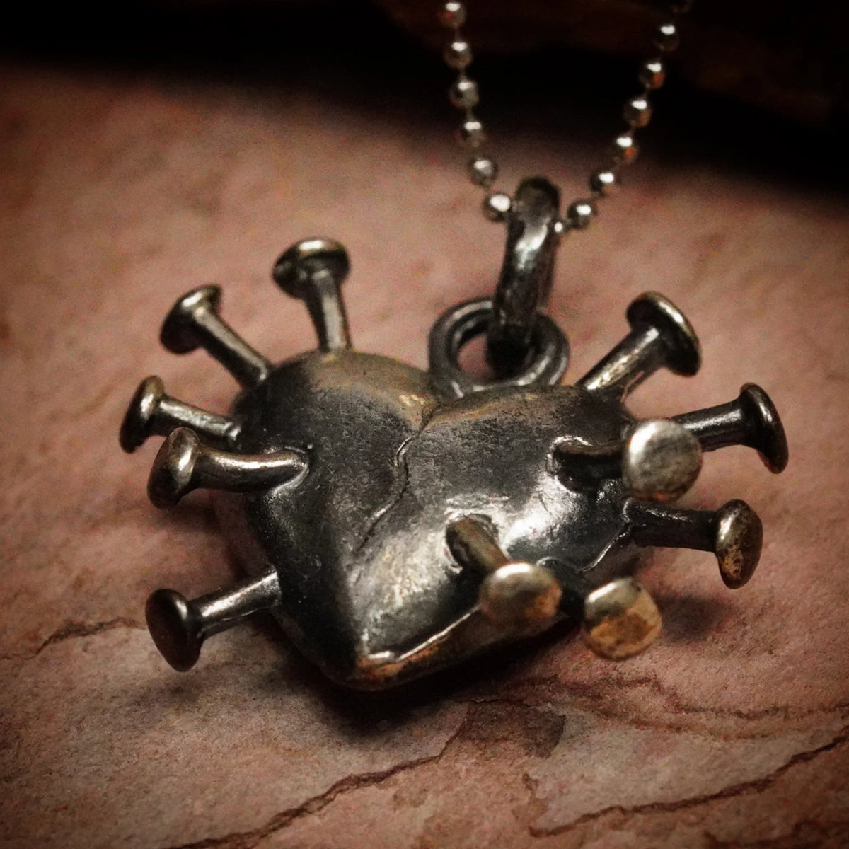 „Herz mit Nägeln“-Anhänger aus 925er Silber – Symbol für Schmerz, Stärke und erlebte Liebe, Skulpturenschmuck im Boho- und rustikalen Stil | Art Diva