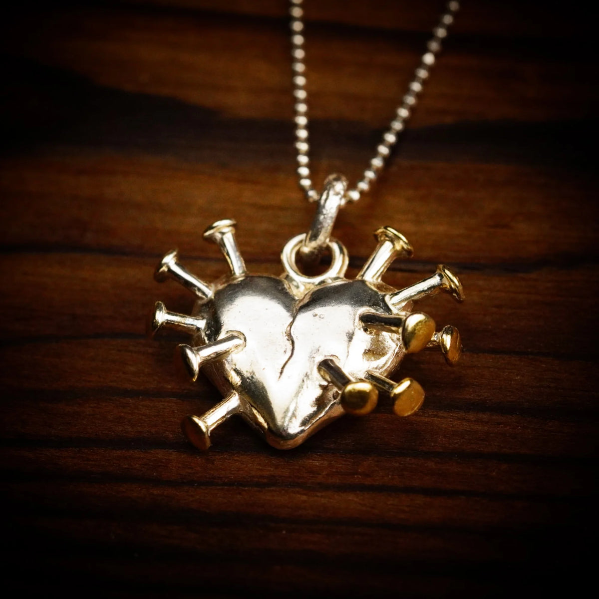 „Herz mit Nägeln“-Anhänger aus 925er Silber mit goldfarbenen Akzenten – Symbol für Schmerz, Heilung und innere Stärke, Skulpturenschmuck im Boho- und rustikalen Stil | Art Diva