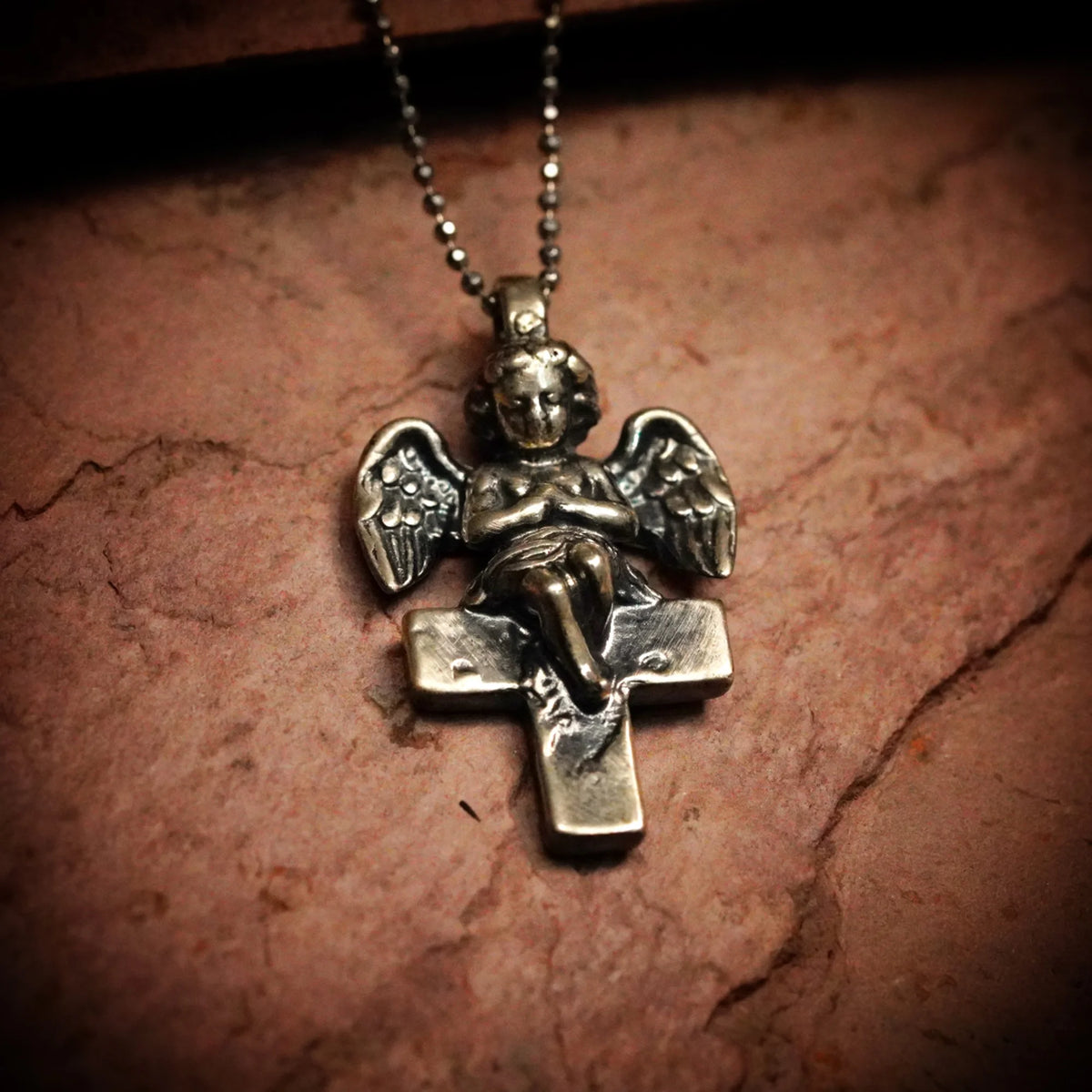 „Engel auf dem Kreuz“-Anhänger aus 925er Silber – handgefertigter Talisman für Schutz und Licht, Skulpturenschmuck im Boho- und rustikalen Stil | Art Diva