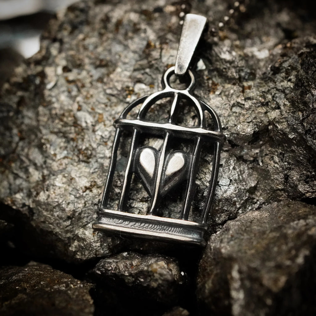 „Herz im Käfig“-Anhänger aus 925er Silber mit oxidierter Oberfläche – Talisman für Liebe und einen freien Geist, Amulett für Gefühle und innere Stärke, Skulpturenschmuck im Boho- und rustikalen Stil | Art Diva