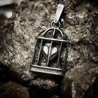 „Herz im Käfig“-Anhänger aus 925er Silber mit oxidierter Oberfläche – Talisman für Liebe und einen freien Geist, Amulett für Gefühle und innere Stärke, Skulpturenschmuck im Boho- und rustikalen Stil | Art Diva