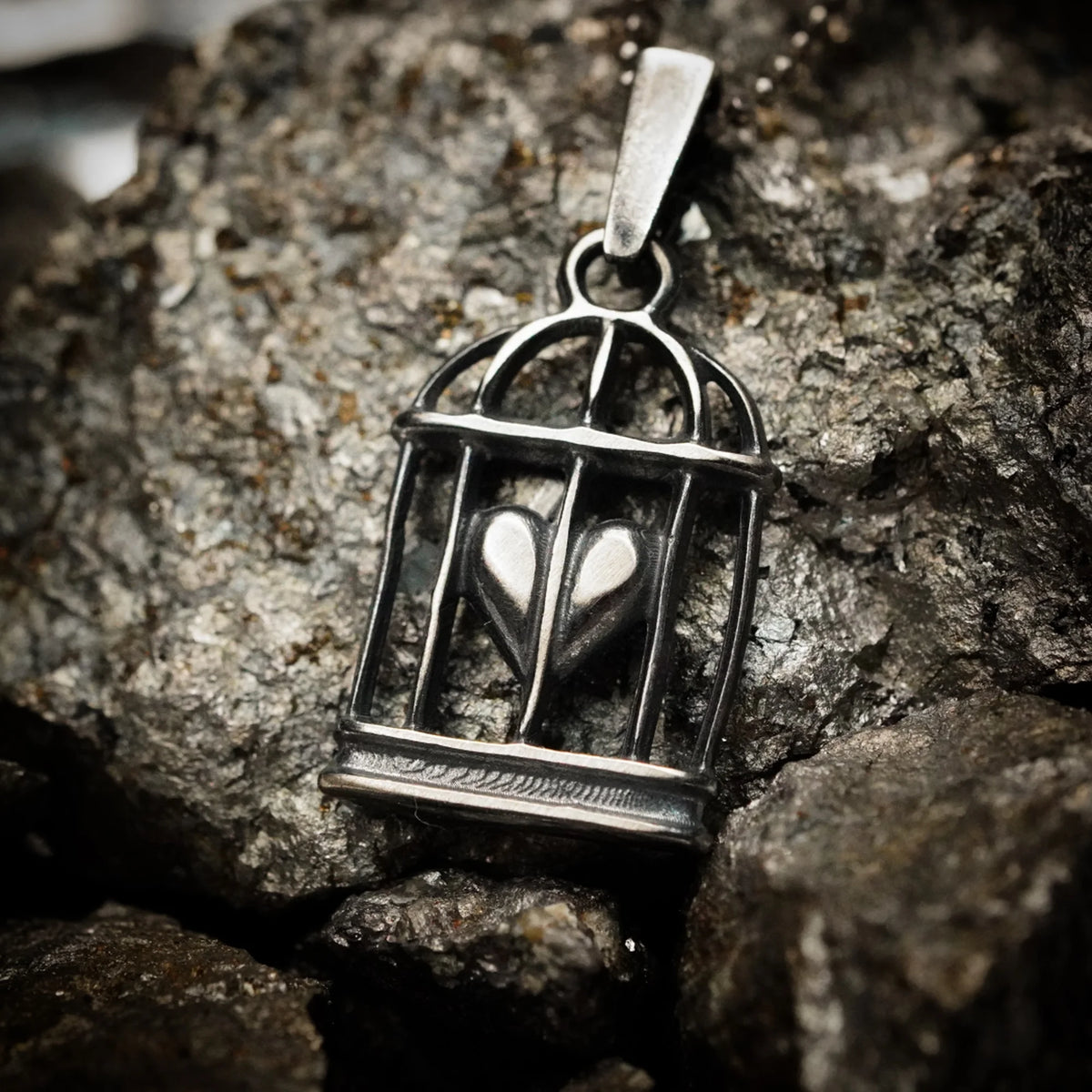 „Herz im Käfig“-Anhänger aus 925er Silber mit oxidierter Oberfläche – Talisman für Liebe und einen freien Geist, Amulett für Gefühle und innere Stärke, Skulpturenschmuck im Boho- und rustikalen Stil | Art Diva