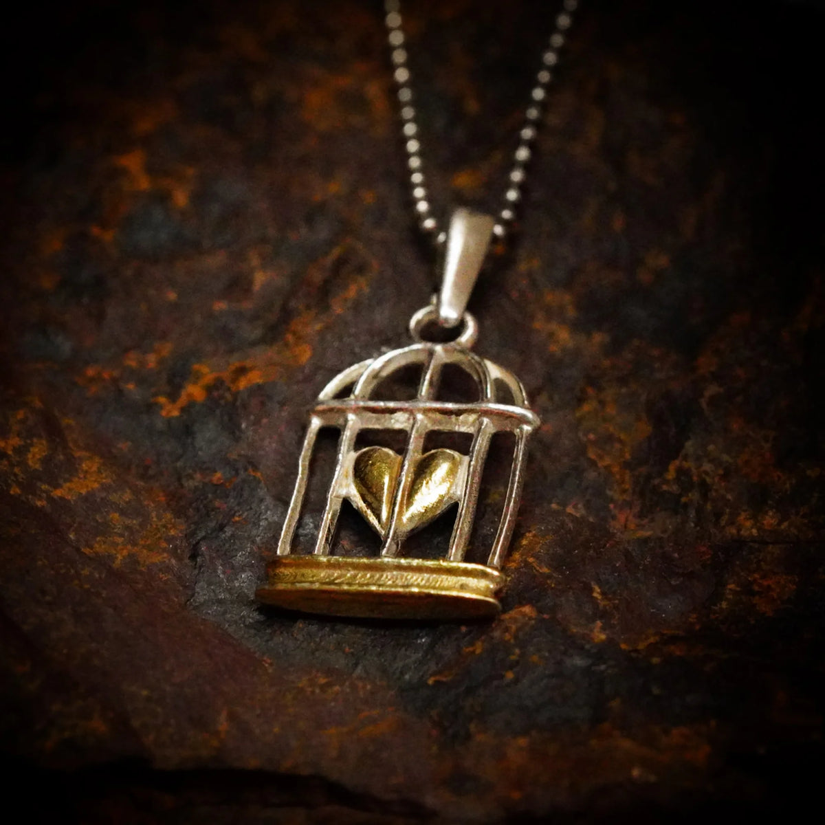 „Herz im Käfig“-Anhänger aus 925er Silber mit goldfarbenem Akzent – Talisman für Stärke, Liebe und emotionale Freiheit, Skulpturenschmuck im Boho- und rustikalen Stil | Art Diva
